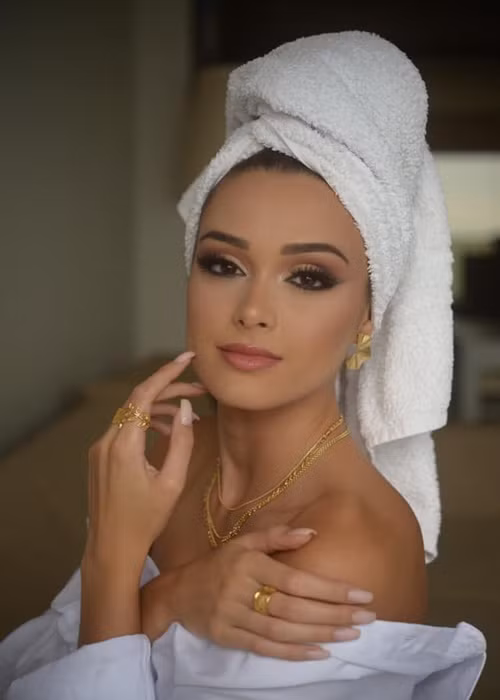 Đối thủ của Ngọc Châu từng đăng quang cuộc thi Miss Queen Portugal 2017. Ảnh: FBNV