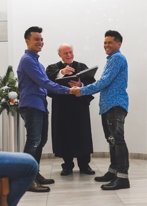 Biên đạo múa John Huy Trần và Huỳnh Nhiệm có 9 năm yêu đương trước khi làm đám cưới vào năm 2018. Trước hôn lễ, cặp đôi hoàn thành thủ tục kết hôn tại Canada vào cuối năm 2017. Ảnh: Vietnamnet