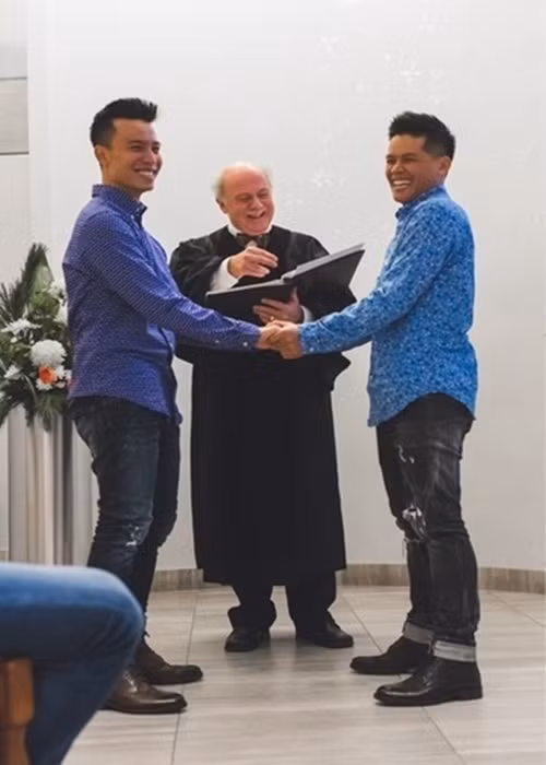 Biên đạo múa John Huy Trần và Huỳnh Nhiệm có 9 năm yêu đương trước khi làm đám cưới vào năm 2018. Trước hôn lễ, cặp đôi hoàn thành thủ tục kết hôn tại Canada vào cuối năm 2017. Ảnh: Vietnamnet