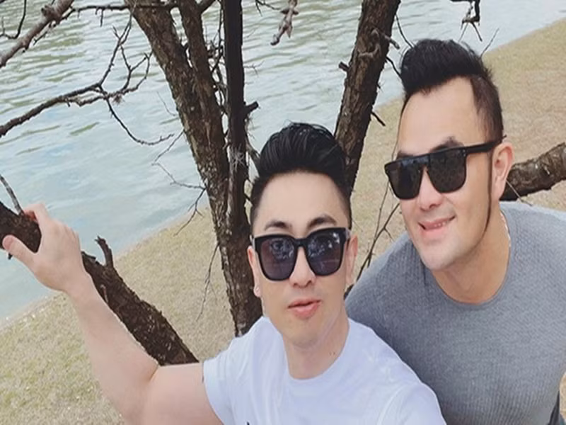 Năm 2021, Điền Thái Toàn công khai người yêu đồng giới. Chia sẻ trên Ngôi sao, nam ca sĩ nổi tiếng một thời cho biết, anh và người yêu có nhiều sở thích chung, đồng điệu trong quan điểm lẫn tính cách. Ảnh: Dân Việt