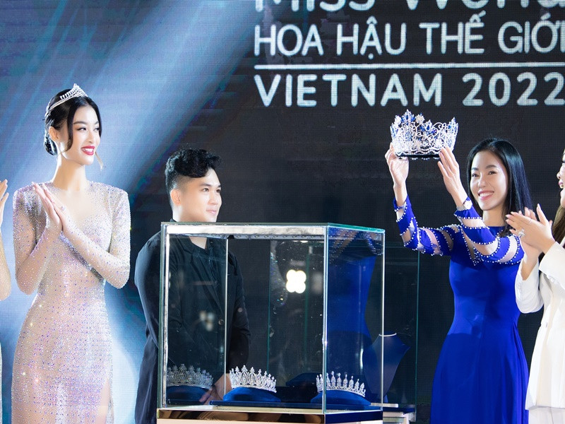 Chiếc vương miện dành cho tân Hoa hậu Thế giới Việt Nam có tên gọi Ocean Lotus - Đóa sen từ đại dương xanh thẳm.