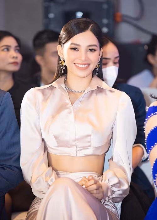 Hoa hậu Trần Tiểu Vy đầy thanh lịch xuất hiện tại họp báo.