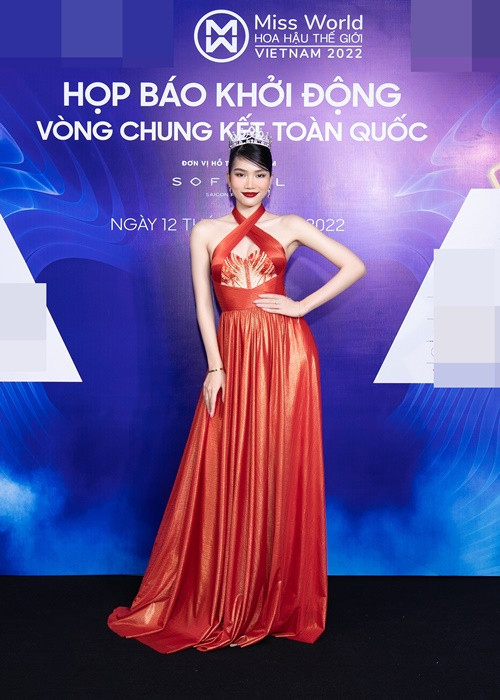 Lựa chọn cho mình màu son đỏ rượu cùng thiết kế cắt xẻ của NTK Lê Ngọc Lâm đã giúp Á hậu Phương Anh cực kì nổi bật tại thảm đỏ.