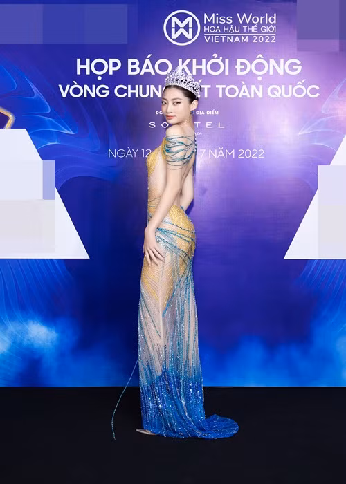 Đương kim Hoa hậu Thế giới Việt Nam Lương Thùy Linh nổi bật trong chiếc đầm dạ hội của NTK Thượng Gia Kỳ mang 2 sắc xanh-vàng với những đường nét ôm trọn tỉ lệ cơ thể cùng những đính kết công phu.