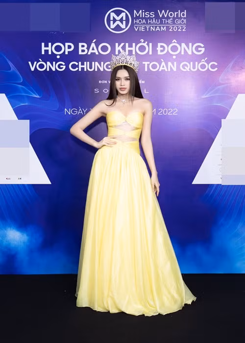 Hoa hậu Việt Nam 2020 Đỗ Thị Hà diện chiếc đầm mang tông vàng rực rỡ cùng điểm nhấn cut-out độc đáo.