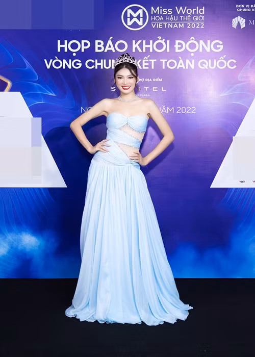 Chiếc váy màu xanh pastel, đường cut-out ở eo đầy táo bạo đã làm sự xuất hiện của Á hậu Ngọc Thảo thêm phần thu hút.