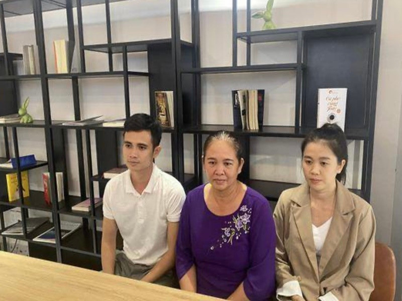 Mẹ, chị gái và anh trai của Thiện Nhân trả lời truyền thông về ồn ào. Phía gia đình mong nữ ca sĩ quay về cùng gia đình ngồi nói chuyện rõ ràng để hiểu nhau hơn. Ảnh: Dân Việt