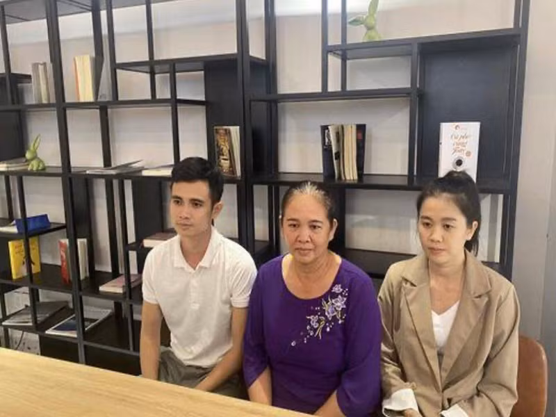 Mẹ, chị gái và anh trai của Thiện Nhân trả lời truyền thông về ồn ào. Phía gia đình mong nữ ca sĩ quay về cùng gia đình ngồi nói chuyện rõ ràng để hiểu nhau hơn. Ảnh: Dân Việt