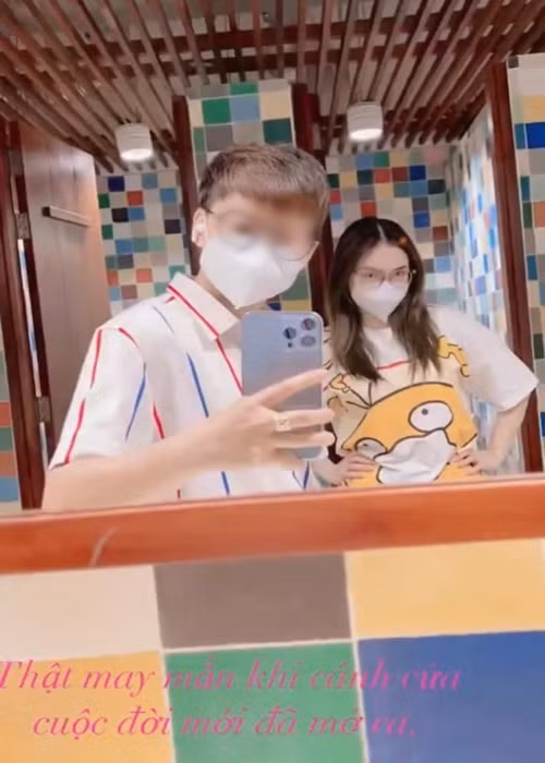 Đăng tải lại clip của Thiện Nhân, N.T viết đầy ẩn ý: "Ngày hôm nay nó lạ lắm. Tất cả đã được sáng tỏ, lỗ hổng quá nhiều, mừng vì rất nhiều "nhà thông thái". Ảnh cắt từ clip