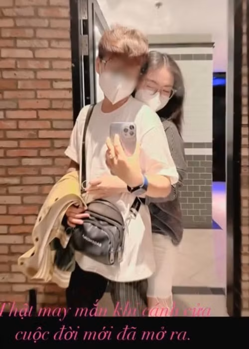 Chị gái Thiện Nhân cho biết thêm, dù gia đình sống ở quê, vẫn còn những rào cản và cần thời gian để chấp nhận chuyện Thiện Nhân yêu đồng giới, song gia đình vẫn sẽ ủng hộ Thiện Nhân để nữ ca sĩ được hạnh phúc, tuy nhiên người đó phải tử tế, sống có trách nhiệm. Ảnh cắt từ clip