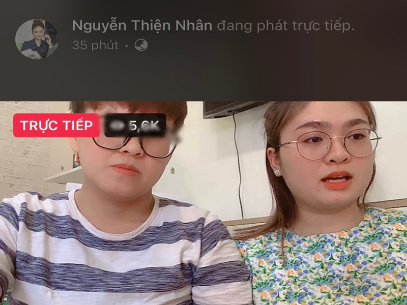 Thiện Nhân và người yêu livestream để nói rõ về việc gia đình đăng tải thông báo tìm nữ ca sĩ. Ảnh: Dân Việt