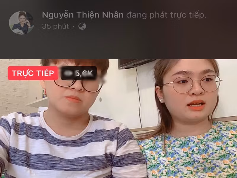 Thiện Nhân và người yêu livestream để nói rõ về việc gia đình đăng tải thông báo tìm nữ ca sĩ. Ảnh: Dân Việt