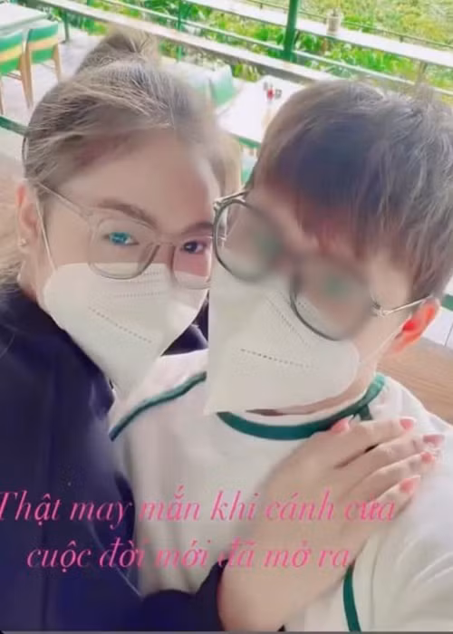 Nữ ca sĩ còn viết: "Thật may mắn khi cánh cửa cuộc đời mới đã mở ra". Ảnh cắt từ clip