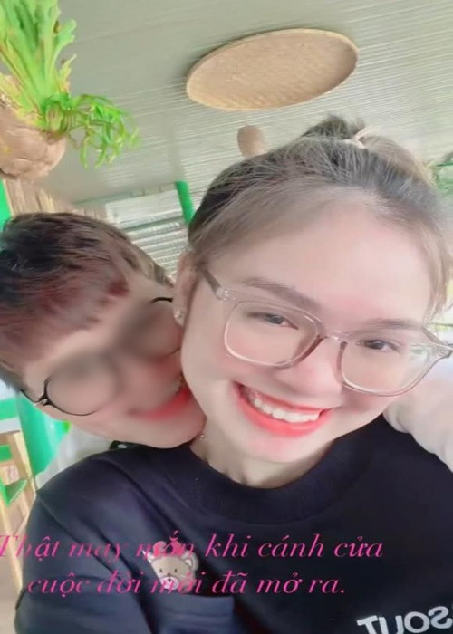 Thien Nhan khoe anh hon nguoi tinh hon 15 tuoi giua on ao