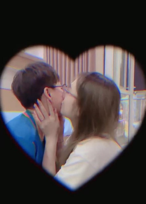 Giữa ồn ào, Thiện Nhân đăng tải clip ghi lại những khoảnh khắc bên người yêu đồng giới. Ảnh cắt từ clip