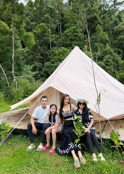 Bé Mia năm nay 9 tuổi, được mẹ chồng của Phương Trinh yêu thương như cháu ruột.