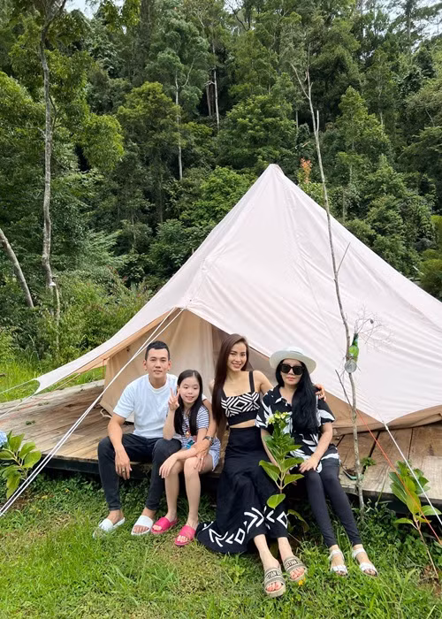 Bé Mia năm nay 9 tuổi, được mẹ chồng của Phương Trinh yêu thương như cháu ruột.