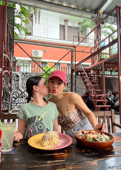 Trong đám cưới với Lý Bình hồi tháng 4, Phương Trinh lần đầu công khai con gái riêng Mia.