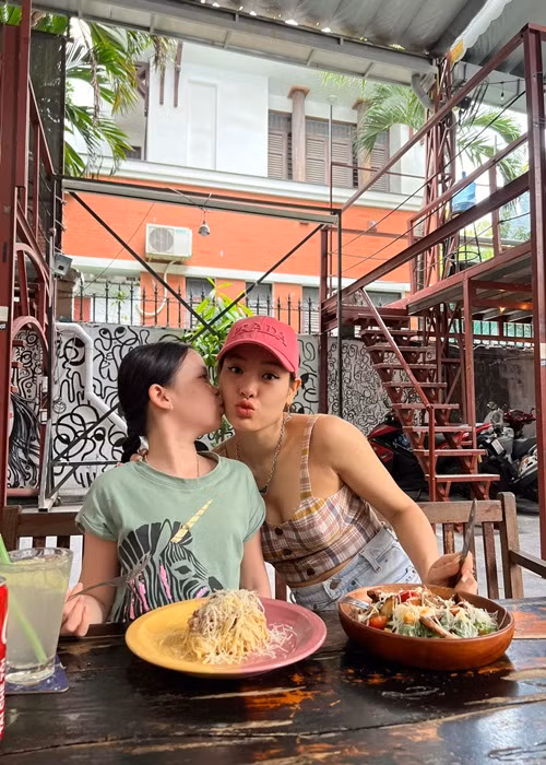 Trong đám cưới với Lý Bình hồi tháng 4, Phương Trinh lần đầu công khai con gái riêng Mia.