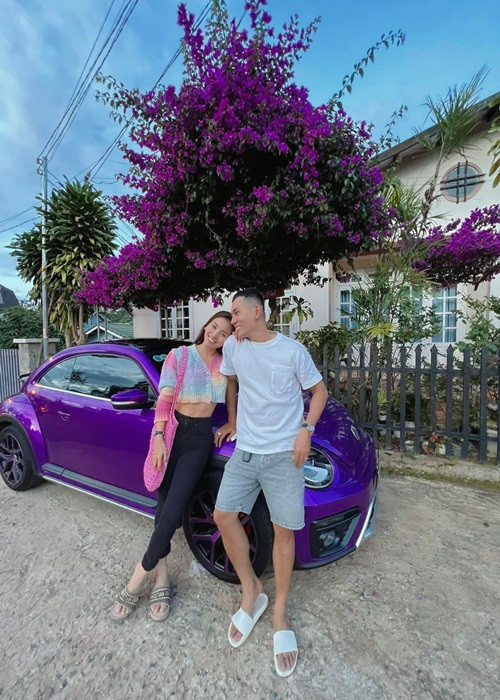 Cách đây không lâu, khi khoe ảnh bên xe sang, bà xã Lý Bình nhận nhiều bình luận tiêu cực cho rằng cô phải vay trả góp ngân hàng để tậu xe.