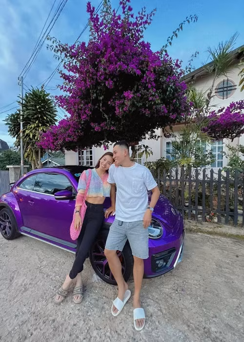 Cách đây không lâu, khi khoe ảnh bên xe sang, bà xã Lý Bình nhận nhiều bình luận tiêu cực cho rằng cô phải vay trả góp ngân hàng để tậu xe.
