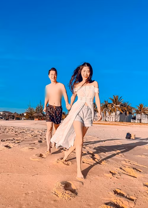 Năm 2020, kỷ niệm 7 năm ngày cưới, Đăng Khôi tặng Thủy Anh nhà 40 tỷ. Tháng 11/2021, nam ca sĩ tặng bà xã nhà 10 tỷ để mừng 8 năm ngày về chung một nhà. Tháng 12/2021, Đăng Khôi mua xe 6,5 tỷ để phục vụ gia đình và nhu cầu chụp hình đẹp của Thủy Anh.