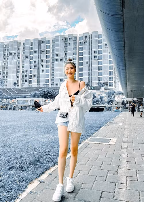 Thủy Anh chuộng mặc quần short khoe đôi chân dài miên man.