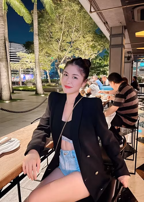 Bà xã của Đăng Khôi không ngại mặc áo crop-top khoe vòng eo săn chắc.