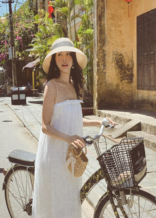 Theo lời Thủy Anh, Đăng Khôi nói rằng thanh xuân chóng tàn nên ủng hộ cô ăn mặc gợi cảm.