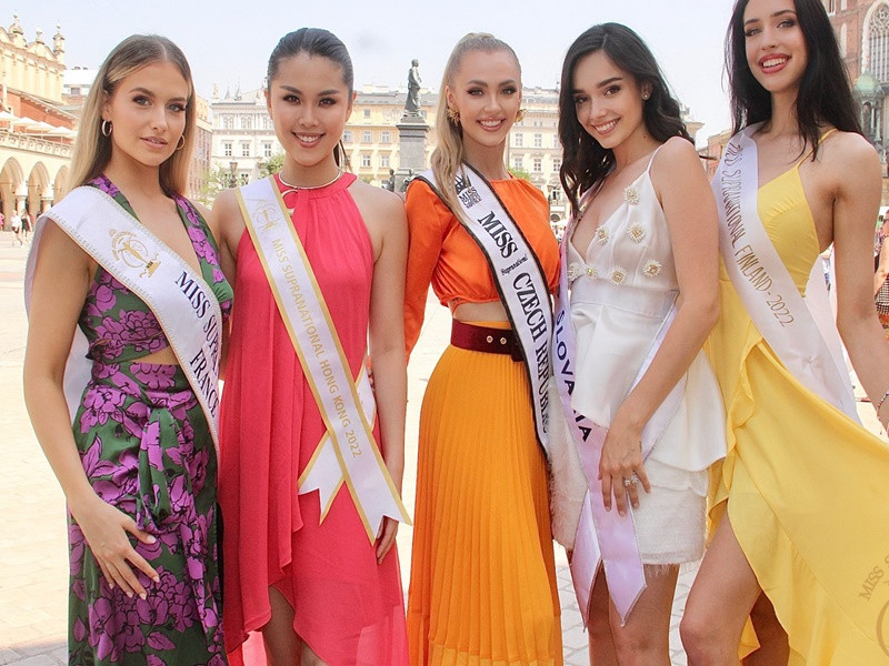 Đại diện Pháp, Hong Kong, CH Czech, Slovakia và Phần Lan đọ sắc ở cuộc thi. Ảnh: Miss Supranational