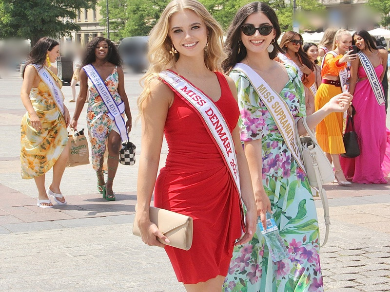 Đại diện Đan Mạch (trái) nổi bật trong bộ đầm đỏ. Ảnh: Miss Supranational