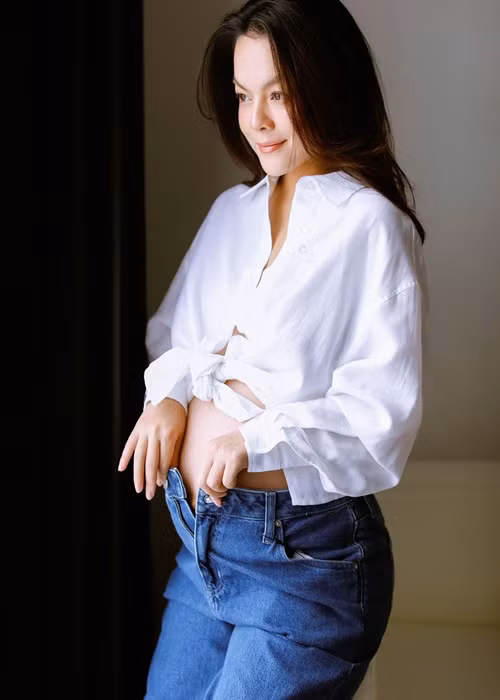 "Cảm thấy thật là yêu một người chỉ mới biết tên nhưng chưa được thấy mặt… bị người ta đá thẳng chân, gò méo bụng… thắt lưng và xương chậu đau điếng mà vẫn cứ yêu… Thật là thứ tình cảm mù quáng", cô giãi bày.