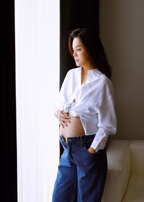 Cách đây 4 năm, Phạm Quỳnh Anh gặp biến cố ly hôn. Cô chia tay ông bầu Quang Huy sau 16 năm gắn bó, có hai con gái chung.