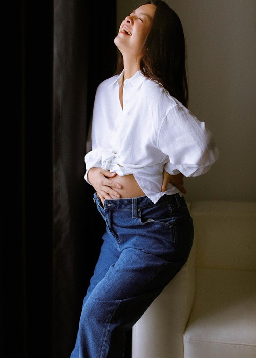 Phạm Quỳnh Anh đăng tải bộ ảnh bầu bí kèm dòng trạng thái: "Một người xứng đáng để đợi".