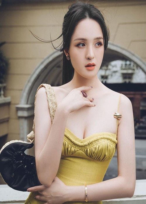 Hoàng Anh kết hôn năm 2017 rồi sinh hai con: 1 trai, 1 gái.