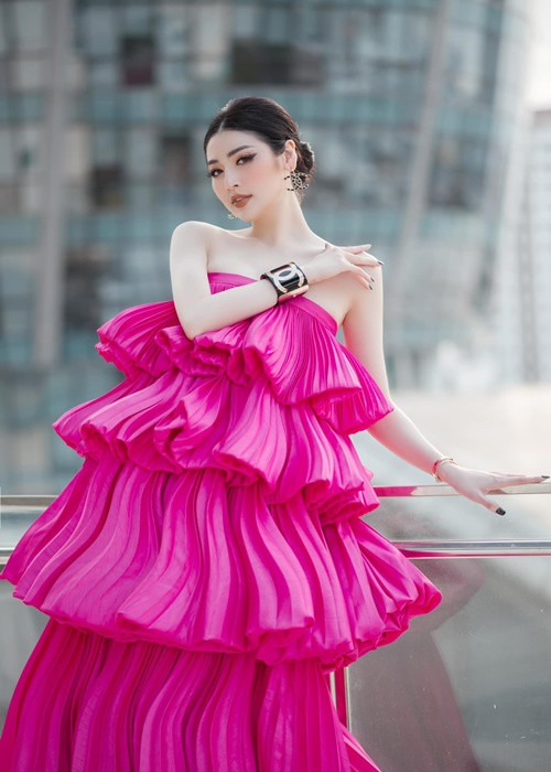 Trong khi Thu Thảo trung thành với phong cách kín đáo, ngọt ngào, Tú Anh theo đuổi hình ảnh gợi cảm.