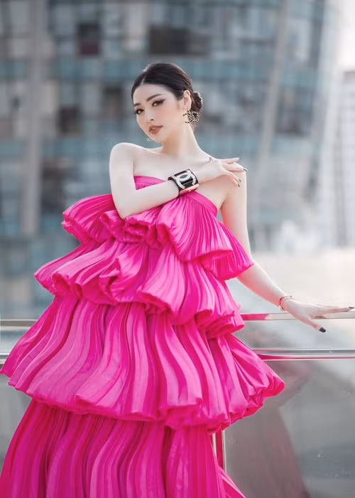 Trong khi Thu Thảo trung thành với phong cách kín đáo, ngọt ngào, Tú Anh theo đuổi hình ảnh gợi cảm.