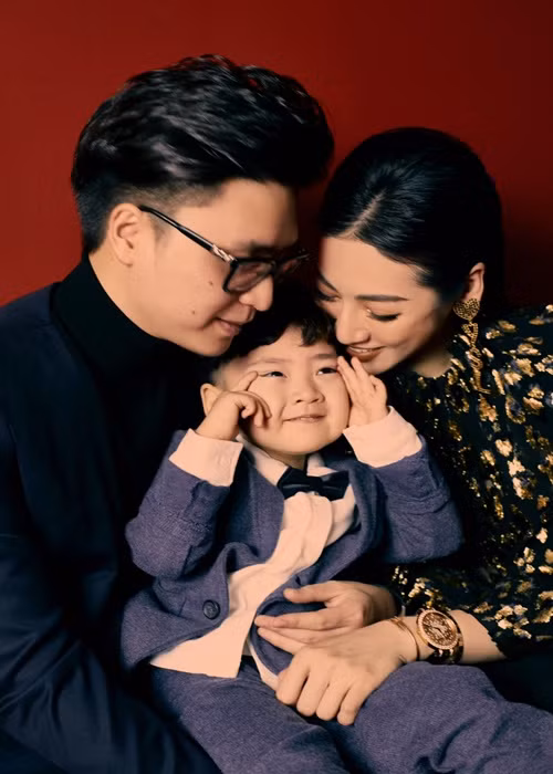 3 thành viên gia đình của Tú Anh đều đẹp.