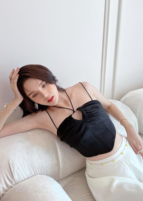 Hoàng Anh ăn mặc trẻ trung, hiện đại.