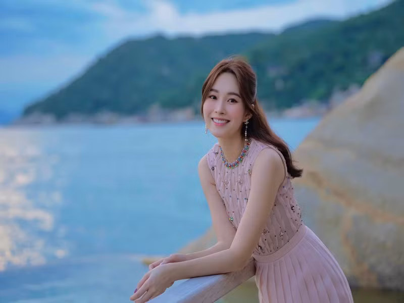 Đặng Thu Thảo đăng quang Hoa hậu Việt Nam 2012. Sau cuộc thi, cô không mặn mà với showbiz Việt. Năm 2017, người đẹp lên xe hoa với doanh nhân Trung Tín.