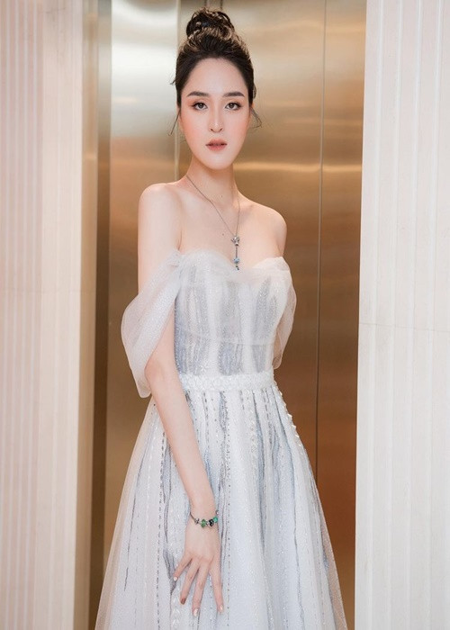 Hoàng Anh là người đẹp duy nhất trong số top 3 Hoa hậu Việt Nam 2012 từng đi thi quốc tế. Do do thời gian chuẩn bị quá gấp gáp và thiếu kinh nghiệm vì tuổi còn quá trẻ, nàng á hậu trắng tay ở cuộc thi Hoa hậu Trái Đất 2012.