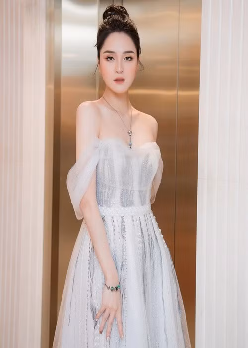 Hoàng Anh là người đẹp duy nhất trong số top 3 Hoa hậu Việt Nam 2012 từng đi thi quốc tế. Do do thời gian chuẩn bị quá gấp gáp và thiếu kinh nghiệm vì tuổi còn quá trẻ, nàng á hậu trắng tay ở cuộc thi Hoa hậu Trái Đất 2012.