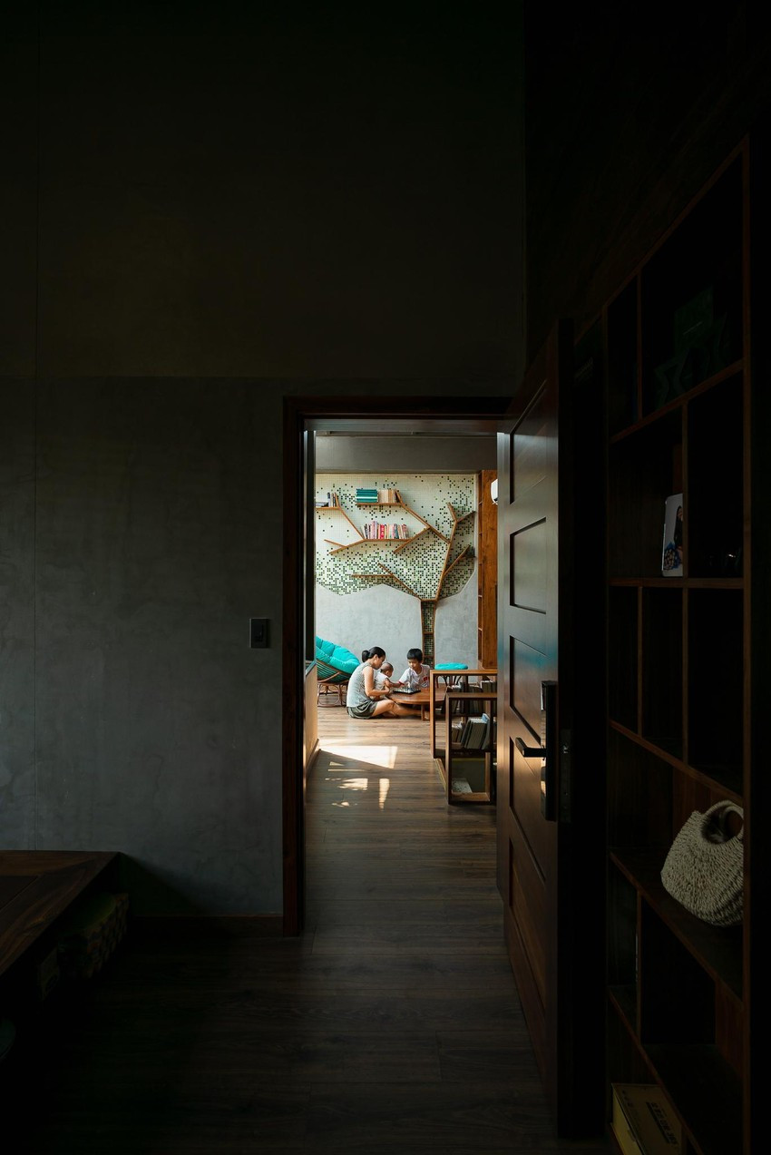 Ba phòng ngủ nằm trên cùng một tầng và xung quanh khu vực sinh hoạt chung.