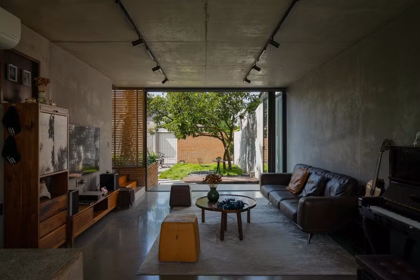 Phòng khách thoáng mát nhờ tầm nhìn ra khoảng sân nhỏ.