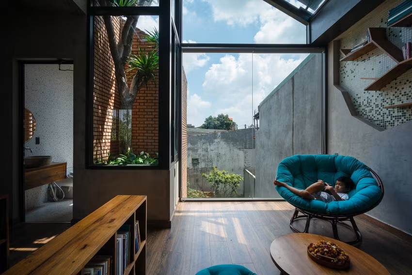 Vật liệu chính mà kiến trúc sư chọn là gạch thô và bê tông nhằm tập trung vào sự kết hợp của không gian và ánh sáng.