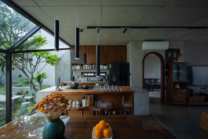 Phòng khách, bếp và bàn ăn đều hướng ra ngoài thiên nhiên của khoảng sân trước và sau.