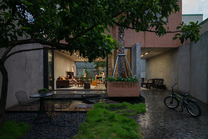 Kiến trúc sư giữ lại cây xanh lâu năm tạo mảng xanh và bóng mát cho công trình.