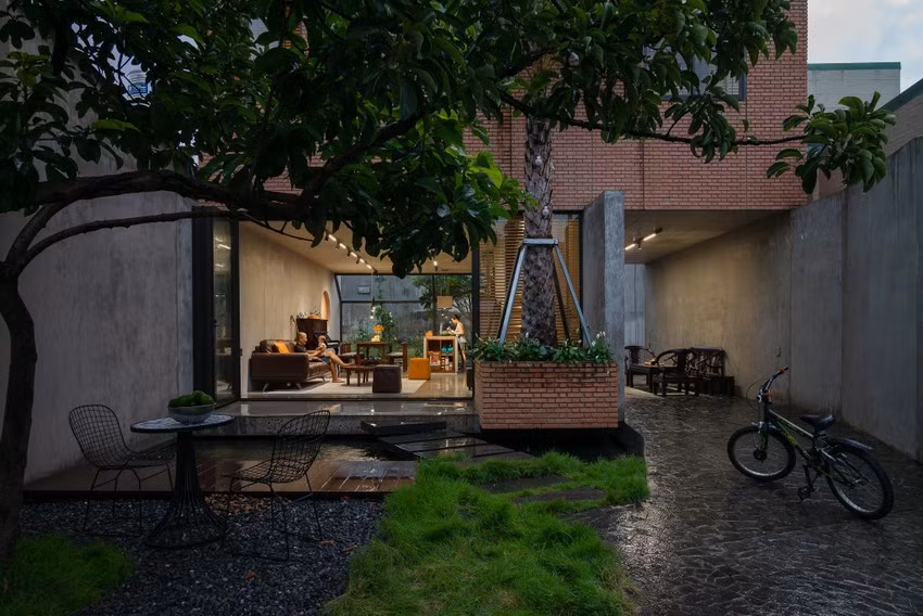 Kiến trúc sư giữ lại cây xanh lâu năm tạo mảng xanh và bóng mát cho công trình.