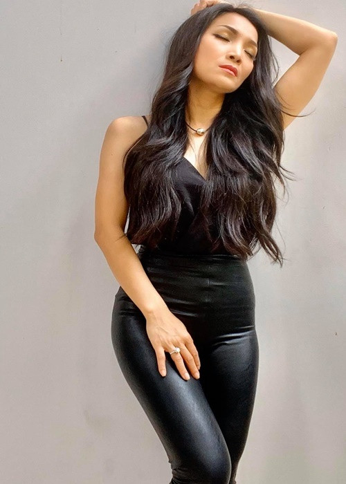 Năm 2007, Hồng Ngọc chia sẻ sự thay đổi về phong cách. Cô nói: "Mọi người đã từng thấy Ngọc tóc dài đến chân hát nhạc Trịnh lúc mới vào nghề, đi thi Tiếng hát truyền hình. Rồi bất ngờ thấy Ngọc cắt tóc ngắn, tết tóc luống cày… Có sao đâu, vì đó là sự thay đổi cần thiết cho bản thân Ngọc ở mỗi thời điểm. Bây giờ làm mẹ, cảm thấy mình không thể “tưng tưng” như trước được nữa, để tóc dài trở lại mà không cần phải nối tóc giả một cọng nào… Tất cả sự nữ tính quay trở về một cách tự nhiên, không cần phải diễn". Ảnh: FBNV