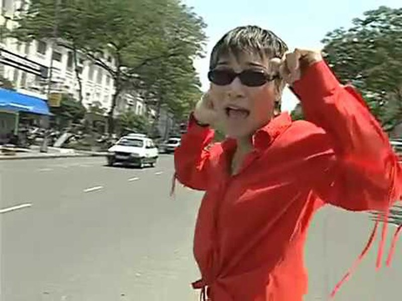 Nữ ca sĩ để tóc ngắn cá tính, ăn mặc bụi bặm. Ảnh: Giadinhnet